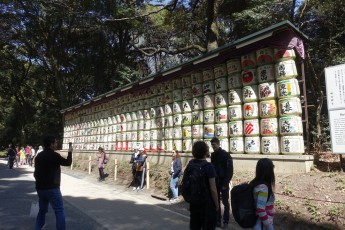 Tokio: Barrels of Sake Wrapped in Straw